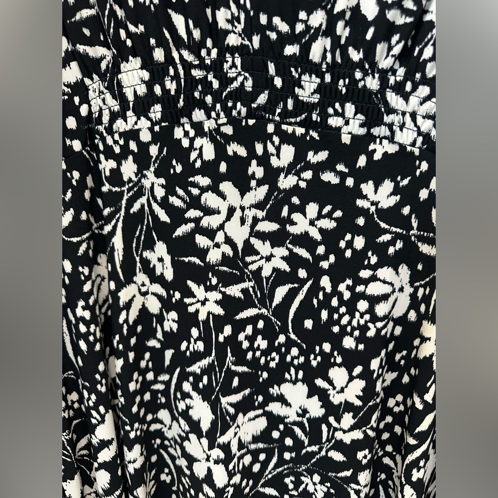 NWT Tommy Hilfiger, black and white floral dress with short sleeves size 12 🖤🤍 - Picture 7 of 8